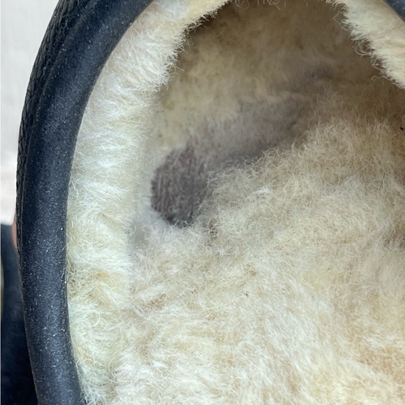 UGG Black Leather Shearling Slippers Men’s 9 / Women 10 Cozy Comfy House Shoes - Picture 11 of 13